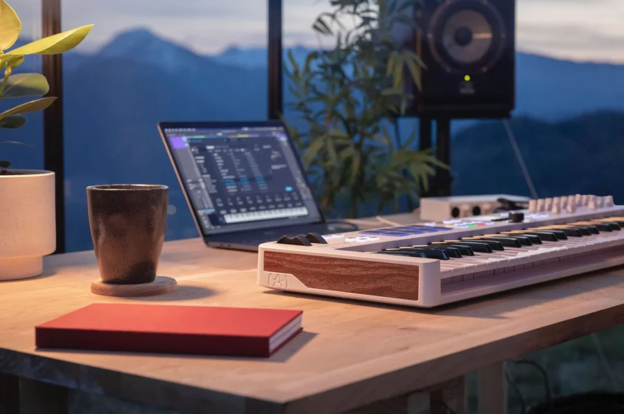 Arturia KeyLab Essential 61 Mk3 Alpine White - Görsel 12
